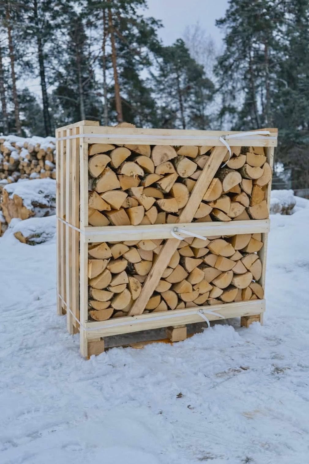 Beržinės skaldytos malkos 1 RM medinėje dėžėje ant padėklo